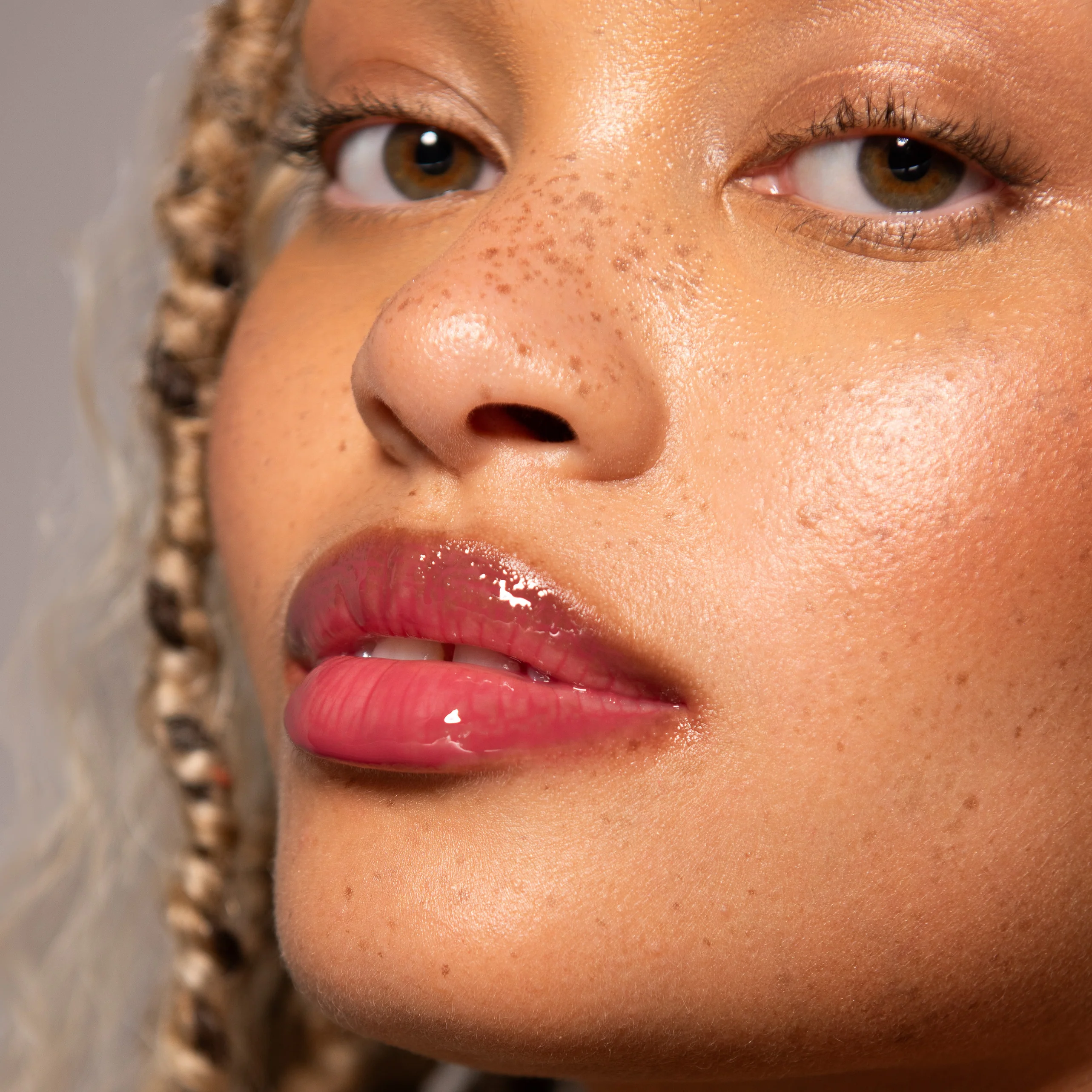 Berry Kiss Tinted Lip Oil - Image 3